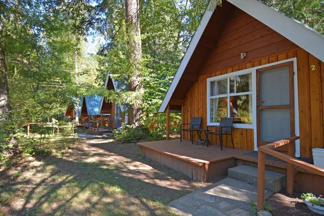 5730 Cedar Creek Road, House detached with 3 bedrooms, 3 bathrooms and null parking in Central Kootenay H BC | Image 1