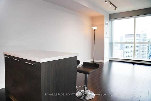 5001 - 386 Yonge St, Condo with 2 bedrooms, 2 bathrooms and 1 parking in Toronto ON | Image 12