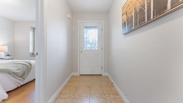 5 - 35 Cobden Crt, Townhouse with 2 bedrooms, 1 bathrooms and 2 parking in Brantford ON | Image 4