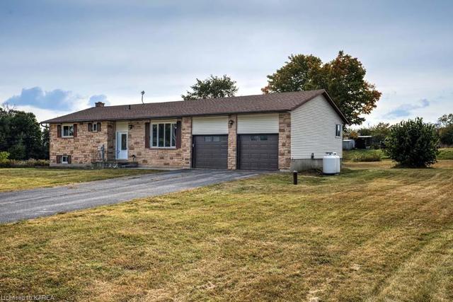2935 Frontenac Road, House detached with 3 bedrooms, 3 bathrooms and 8 parking in South Frontenac ON | Image 1
