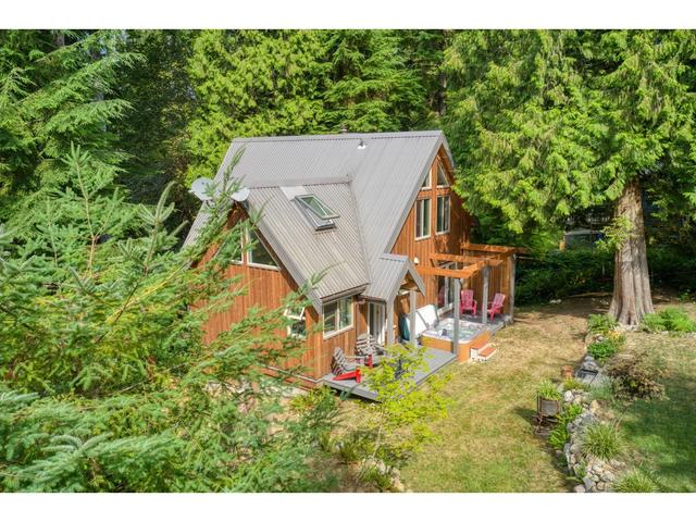 492 Shawanabe Road, House detached with 2 bedrooms, 3 bathrooms and null parking in Sunshine Coast F BC | Image 2