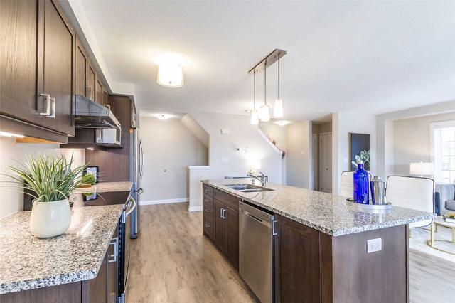 45 Bank Swallow Cres, Townhouse with 3 bedrooms, 3 bathrooms and 4 parking in Kitchener ON | Image 2