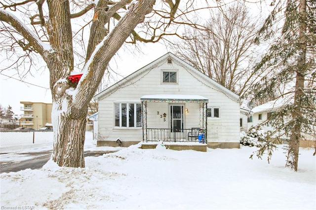 255 Jones Street W, House detached with 3 bedrooms, 1 bathrooms and 4 parking in St. Marys ON | Image 3