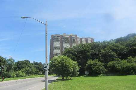 101 - 3 Massey Sq, Condo with 3 bedrooms, 2 bathrooms and null parking in Toronto ON | Image 1