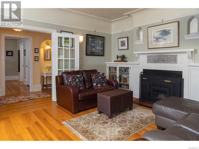 1075 St. David St, House detached with 4 bedrooms, 3 bathrooms and 2 parking in Oak Bay BC | Image 5