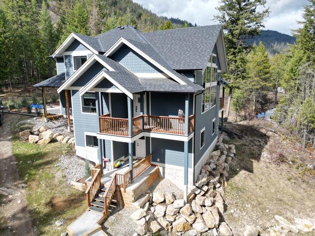 220 Chase Rd, House detached with 4 bedrooms, 3 bathrooms and null parking in Kootenay Boundary C BC | Image 1