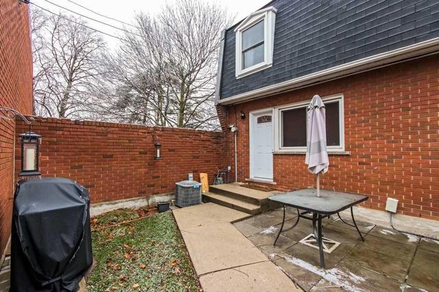 215 Lake Ave N, Townhouse with 3 bedrooms, 2 bathrooms and 1 parking in Hamilton ON | Image 17