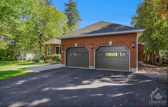 10 Waterbend Lane, House detached with 4 bedrooms, 3 bathrooms and 6 parking in Ottawa ON | Image 2