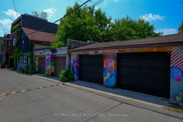 111 Lippincott St, House detached with 5 bedrooms, 3 bathrooms and 2 parking in Toronto ON | Image 27