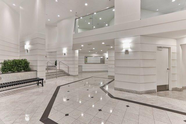 1012 - 711 Bay St, Condo with 2 bedrooms, 2 bathrooms and 1 parking in Toronto ON | Image 6