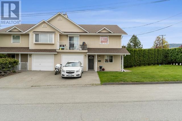 485 9th Ave, House semidetached with 4 bedrooms, 2 bathrooms and null parking in Kamloops BC | Card Image