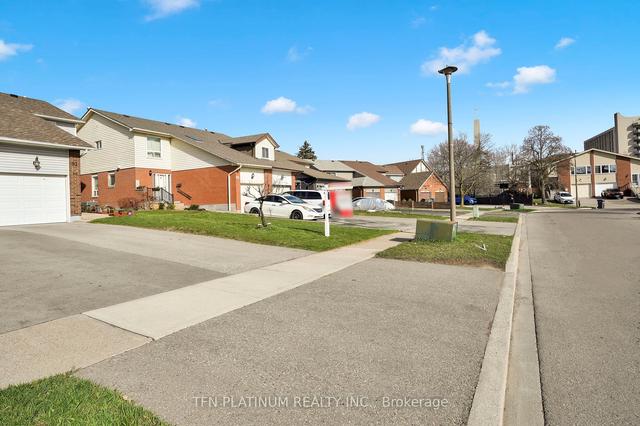 93 Kingswood Dr W, House attached with 3 bedrooms, 2 bathrooms and 3 parking in Brampton ON | Image 23