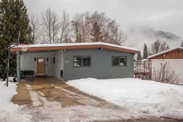 905 8th Street, House detached with 4 bedrooms, 3 bathrooms and null parking in Montrose BC | Image 1