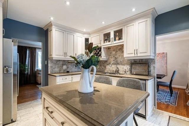 22 Cranleigh Crt, House detached with 3 bedrooms, 2 bathrooms and 10 parking in Toronto ON | Image 2