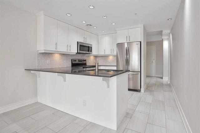210 - 205 Lakeshore Rd W, Condo with 2 bedrooms, 2 bathrooms and 1 parking in Oakville ON | Image 3