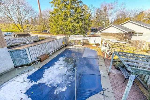 208 Eramosa Rd, House detached with 3 bedrooms, 3 bathrooms and 10 parking in Guelph ON | Image 2
