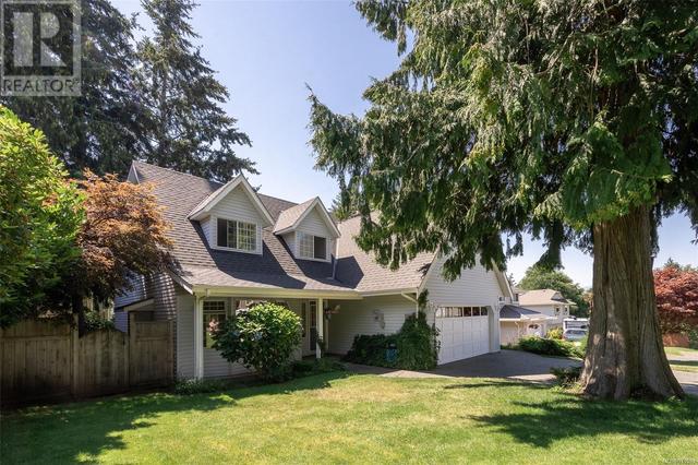 1570 Beaconsfield Cres, House detached with 4 bedrooms, 3 bathrooms and 4 parking in Comox BC | Card Image