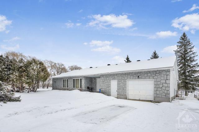 1596 Baseline Road, House detached with 3 bedrooms, 1 bathrooms and 6 parking in Clarence Rockland ON | Image 1