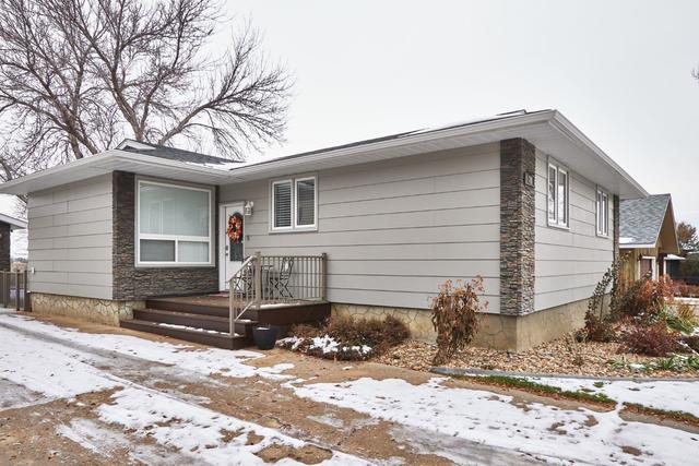 78 Seven Persons Crescent Sw, House detached with 3 bedrooms, 2 bathrooms and 1 parking in Medicine Hat AB | Image 2