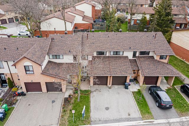 70 Foster Cres, Townhouse with 3 bedrooms, 2 bathrooms and 2 parking in Brampton ON | Image 1