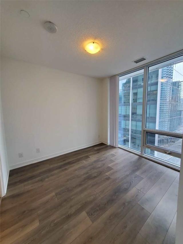 2402 - 100 Harbour St, Condo with 2 bedrooms, 2 bathrooms and 0 parking in Toronto ON | Image 8