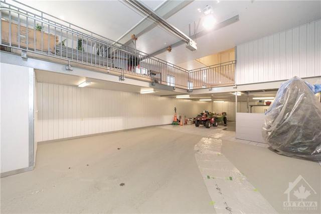 3000 sq ft 3 level workshop with lift, fits 4 to 5 vehicles | Image 19