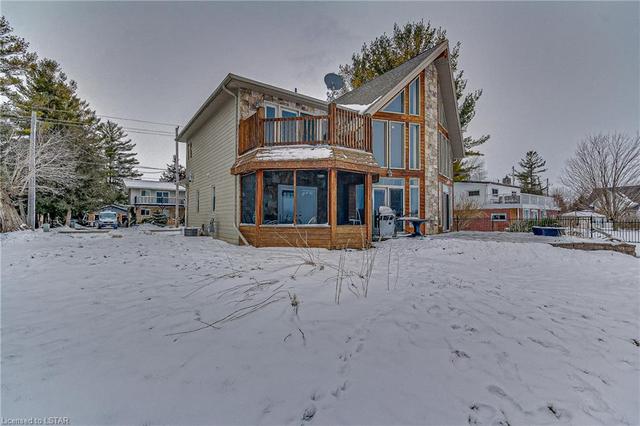 7524 Riverside Drive, House detached with 3 bedrooms, 2 bathrooms and 11 parking in Lambton Shores ON | Image 2