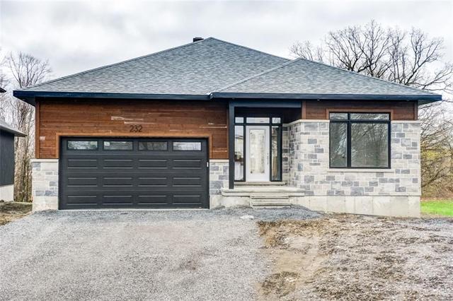 296 Wood Avenue, House detached with 3 bedrooms, 2 bathrooms and 4 parking in Smiths Falls ON | Image 1