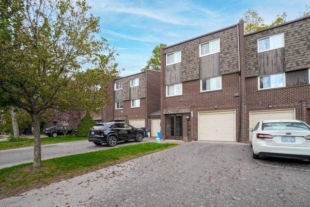 45 Windy Golfway Gfwy, Townhouse with 3 bedrooms, 2 bathrooms and 3 parking in Toronto ON | Image 12