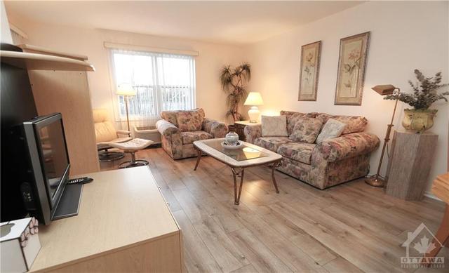 205 - 1099 Cadboro Road, Condo with 2 bedrooms, 1 bathrooms and 1 parking in Ottawa ON | Image 4