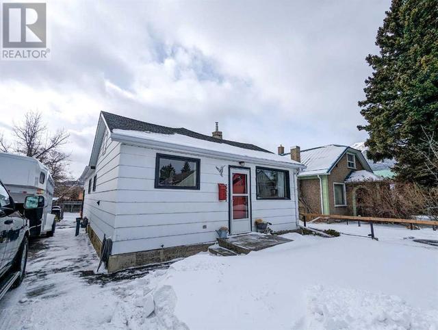 2537 211 Street, House detached with 3 bedrooms, 2 bathrooms and 2 parking in Crowsnest Pass AB | Image 1