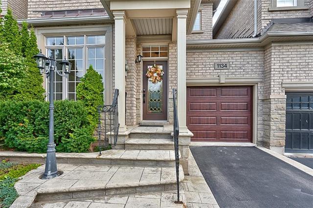 1134 Woodington Lane, House attached with 4 bedrooms, 3 bathrooms and 2 parking in Oakville ON | Image 2