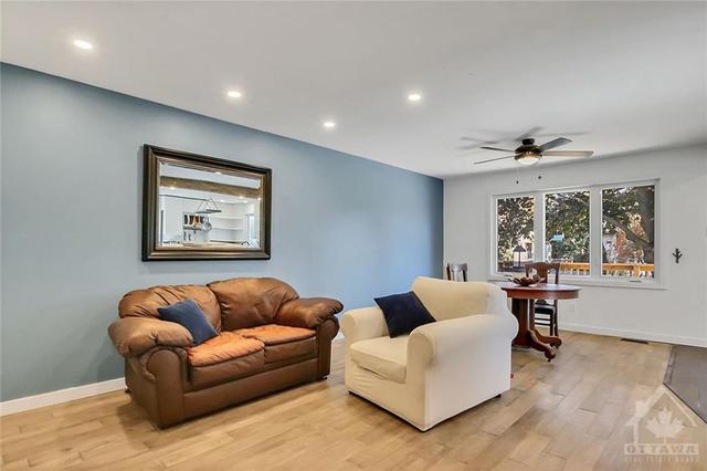 15 Binscarth Crescent, Home with 4 bedrooms, 2 bathrooms and 2 parking in Ottawa ON | Image 8
