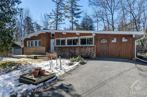 894 Amyot Avenue, House detached with 4 bedrooms, 2 bathrooms and 6 parking in Ottawa ON | Card Image