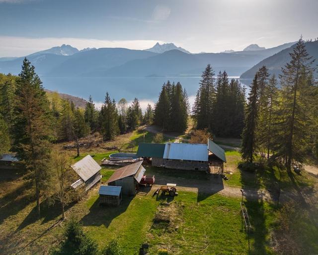 589 Sagacious Road, House detached with 2 bedrooms, 1 bathrooms and null parking in Columbia Shuswap B BC | Image 2