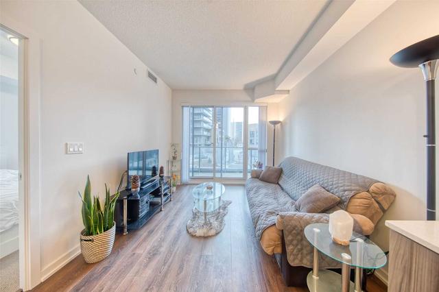 208 - 52 Forest Manor Rd, Condo with 1 bedrooms, 1 bathrooms and 1 parking in Toronto ON | Image 2