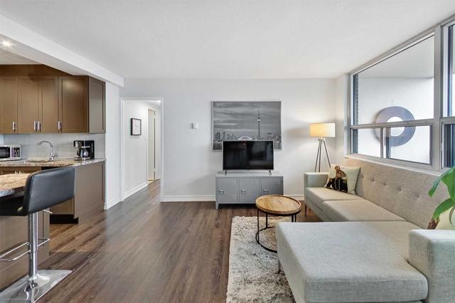 1816 - 40 Homewood Ave, Condo with 2 bedrooms, 1 bathrooms and 1 parking in Toronto ON | Image 2