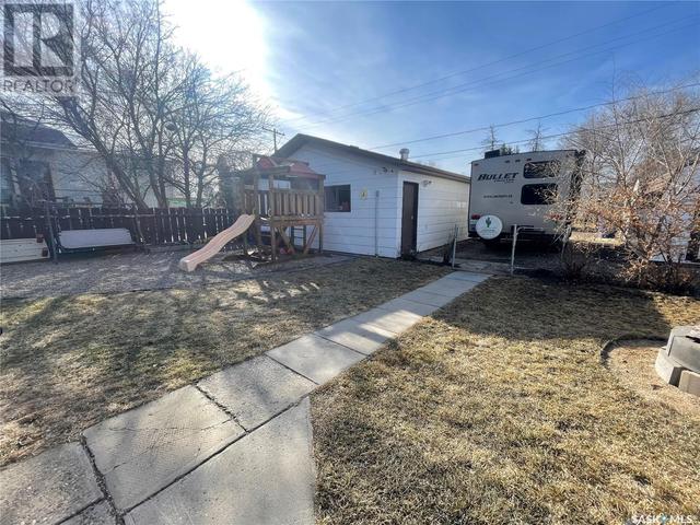 203 5th Avenue, House detached with 4 bedrooms, 2 bathrooms and null parking in Maple Creek SK | Image 7