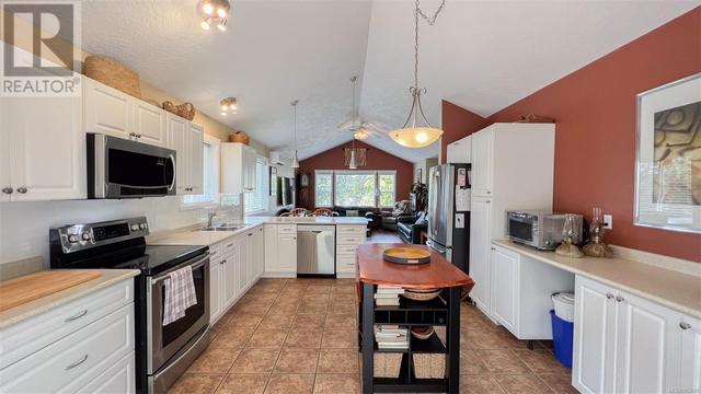 6231 Selkirk Terr, House detached with 5 bedrooms, 3 bathrooms and 4 parking in North Cowichan BC | Image 10