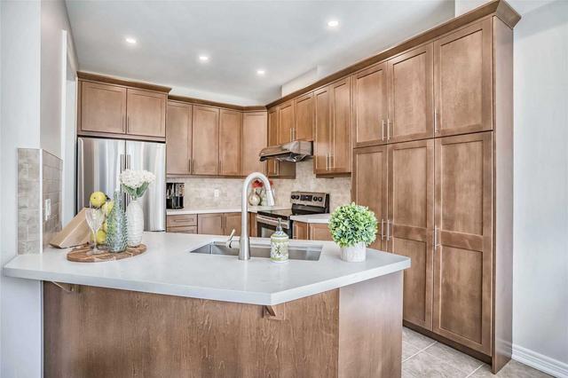 33 Ostrovsky Rd, House semidetached with 3 bedrooms, 4 bathrooms and 3 parking in Vaughan ON | Image 4