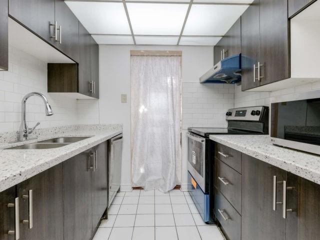 1211 - 4 Lisa St W, Condo with 3 bedrooms, 2 bathrooms and 2 parking in Brampton ON | Image 7
