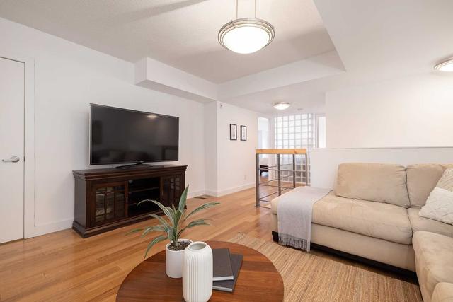103 - 77 Lombard St, Townhouse with 2 bedrooms, 3 bathrooms and 1 parking in Toronto ON | Image 3