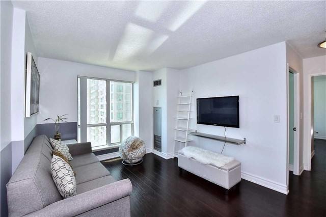 1013 - 8 Lee Centre Dr, Condo with 2 bedrooms, 2 bathrooms and 1 parking in Toronto ON | Image 5