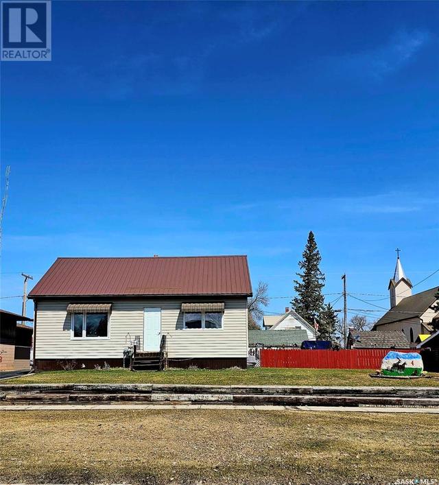 206 Wells Avenue E, House detached with 4 bedrooms, 2 bathrooms and null parking in Langenburg SK | Image 1