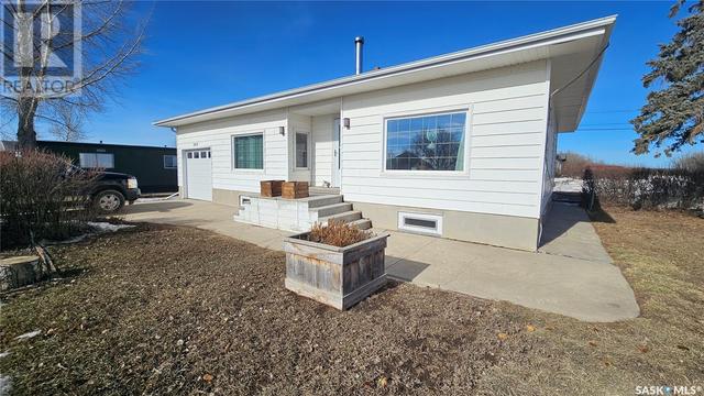 909 1st Street, House detached with 3 bedrooms, 2 bathrooms and null parking in Hanley SK | Image 1