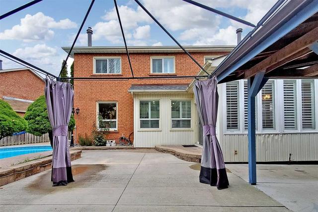 16 Coulton Crt, House detached with 4 bedrooms, 4 bathrooms and 8 parking in Whitby ON | Image 31