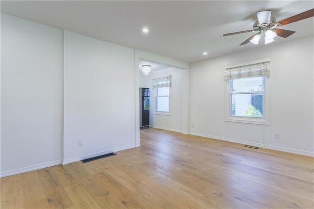19 East 33rd Street, House detached with 2 bedrooms, 1 bathrooms and 3 parking in Hamilton ON | Image 3