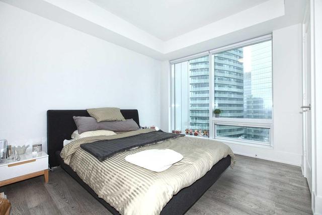 3003 - 10 York St, Condo with 2 bedrooms, 2 bathrooms and 1 parking in Toronto ON | Image 16