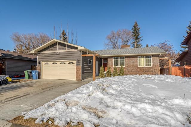 100 Deermont Road Se, House detached with 5 bedrooms, 3 bathrooms and 4 parking in Calgary AB | Image 2