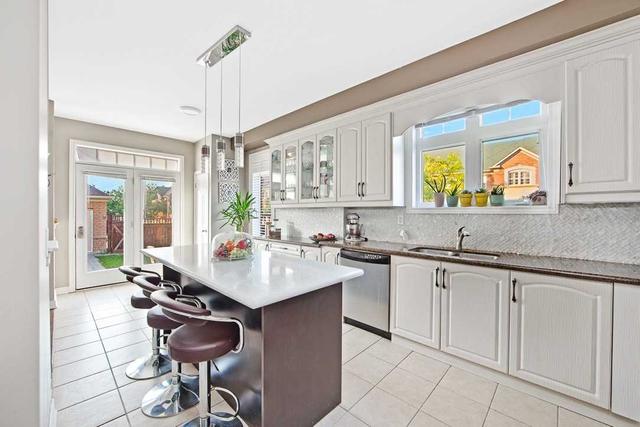 44 Silverdale Rd, House attached with 3 bedrooms, 4 bathrooms and 3 parking in Markham ON | Image 2